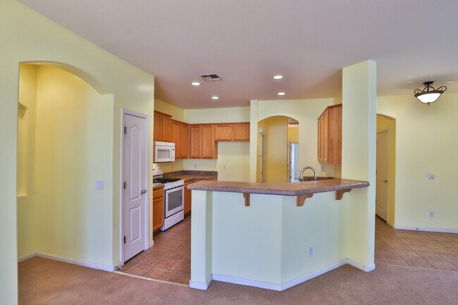 Building Photo - 470 N Eucalyptus Pl