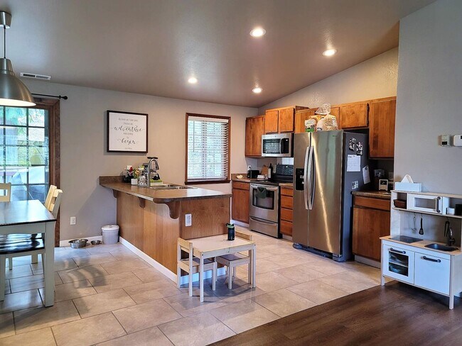 Foto del edificio - 3 bedroom home in great Keyport location!