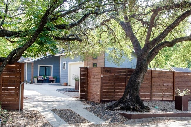 Building Photo - 903 Herndon Ln