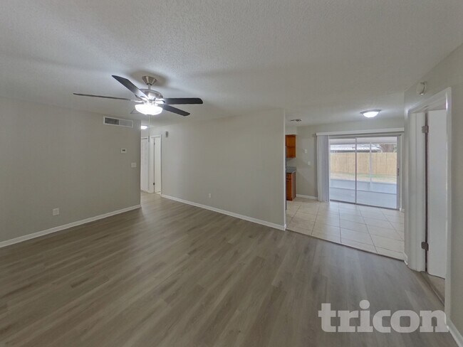 Building Photo - 1002 Saxon Ct