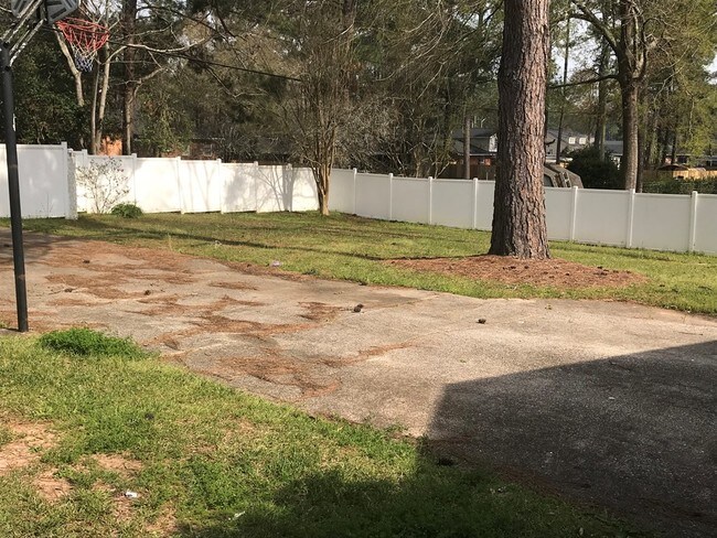 Building Photo - 1807 Pineknoll Ln