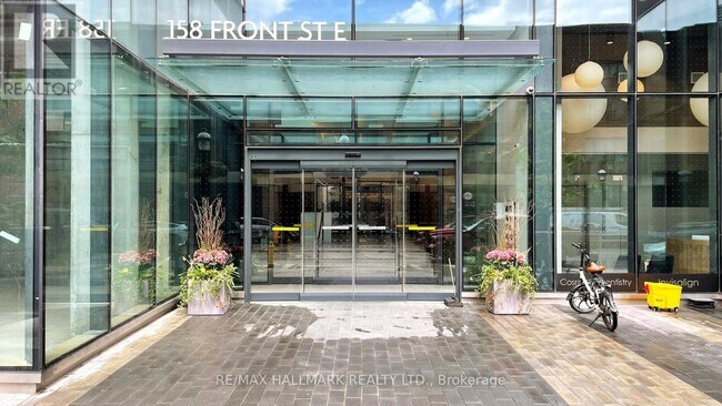 Photo du bâtiment - 158 Front St E