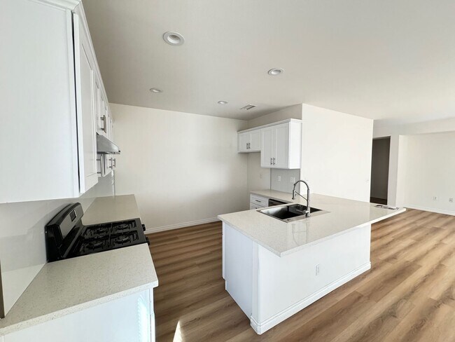Building Photo - Gorgeous Remodeled 3+2 - $3000