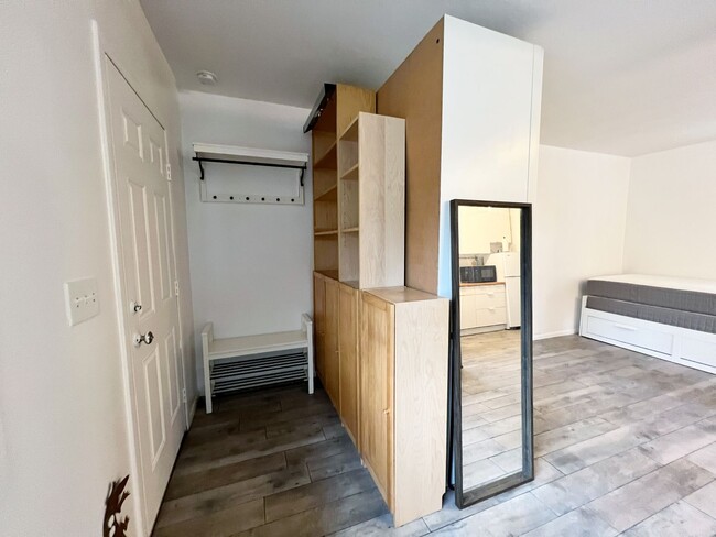 Building Photo - Charming Studio Apartment