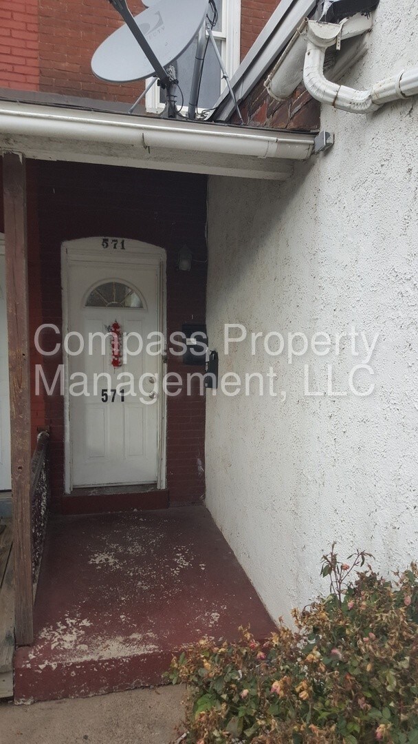 Building Photo - 571 Olive St
