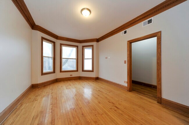 Building Photo - 1943 N Kedvale Ave