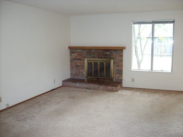 Building Photo - 3 bedroom home with large bonus room and f...