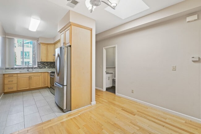 Building Photo - 3bed/2bath Top-Floor Flat w/ Modern SF Charm - Pet(s) Welcome