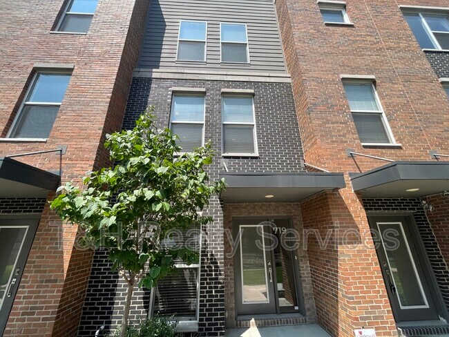 Building Photo - 719 Perth Ln