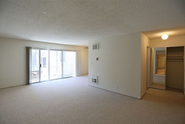 Foto del edificio - OPEN HOUSE: Sunday (8/10) 12:00pm-12:30pm....