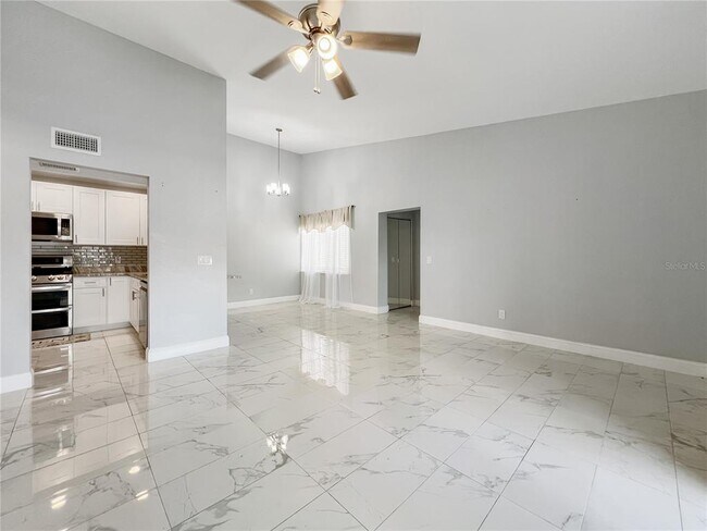 Foto del edificio - 2482 Lakeway Branch Dr