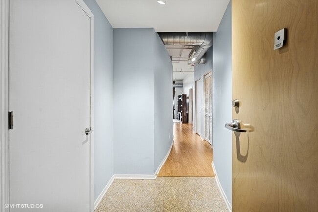 Building Photo - 212 E Cullerton St