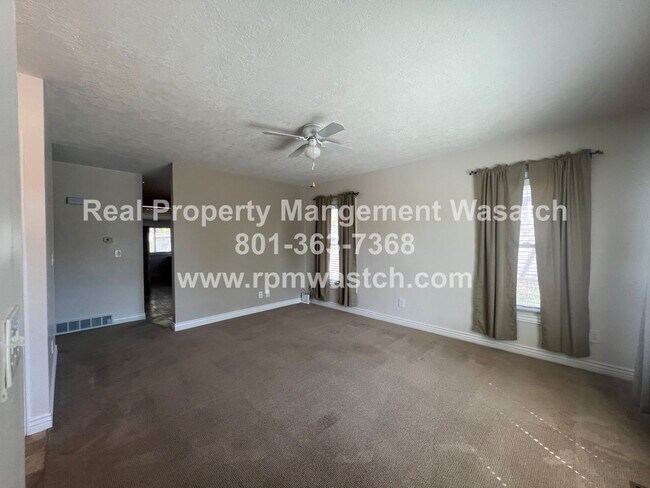 Foto del edificio - Look at This Beautiful 2 Bedroom 1 Bathroom Split Single Family home is Sugarhouse!!
