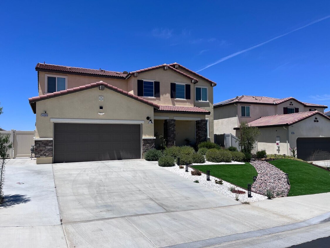 Foto del edificio - Stunning 4 bedroom 3 bath home