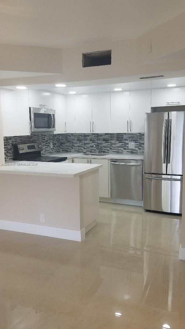 Foto del edificio - 8290 Lake Dr
