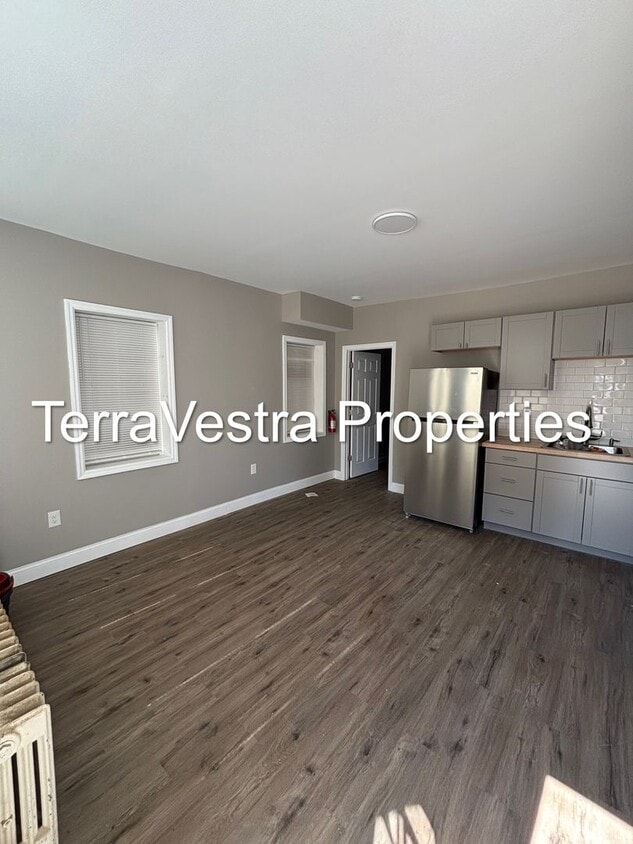 Foto del edificio - 220 E Broadway