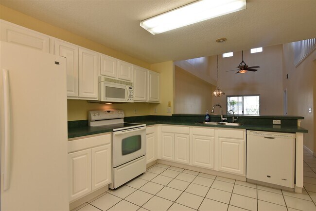 Building Photo - 3br 2.5ba townhome in GATED COMMUNITY of Cypress Lake in Kissimmee!!