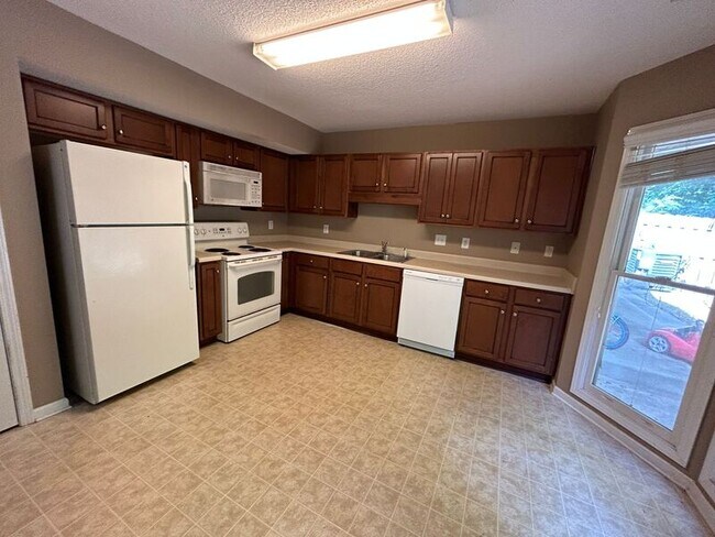 Foto del edificio - 5225 Falling Creek Ln