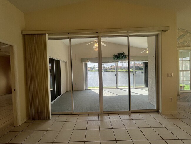 Foto del edificio - $2,095 ** AVAIL 9/1/25 ** LAKE SUZY ** 3 Bed / 2 Bath, Single Family Home with Lake View