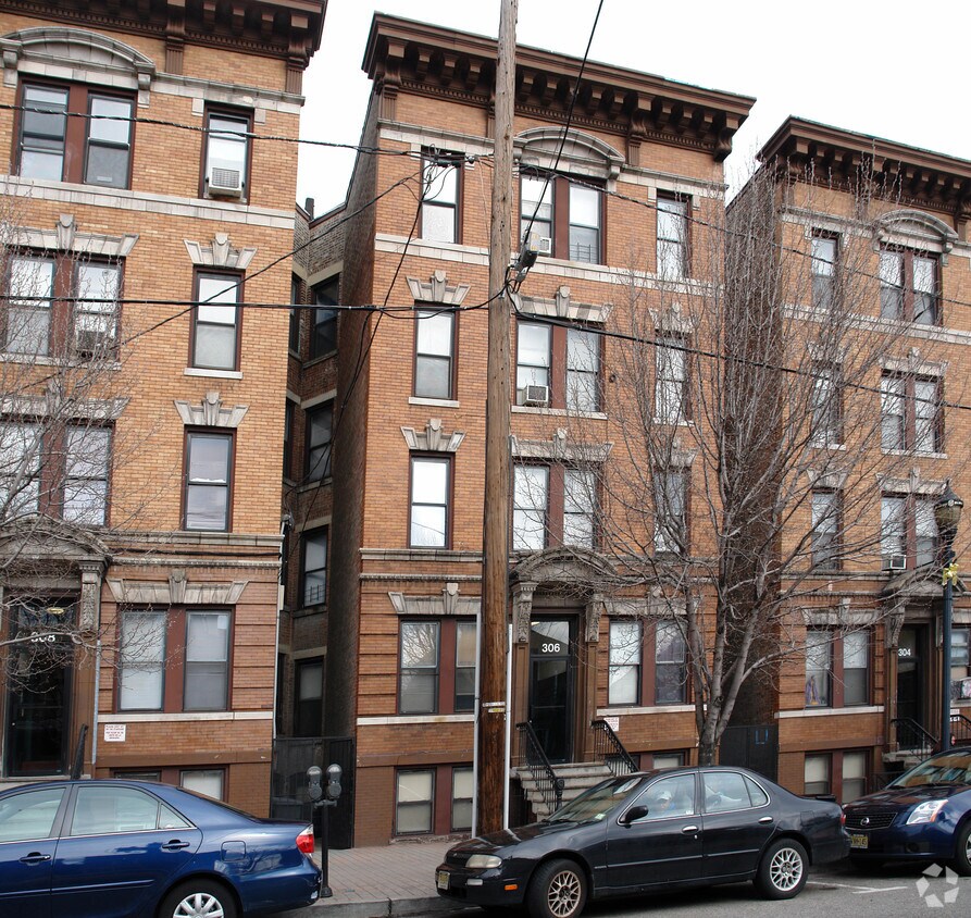 Building Photo - 306 60th St