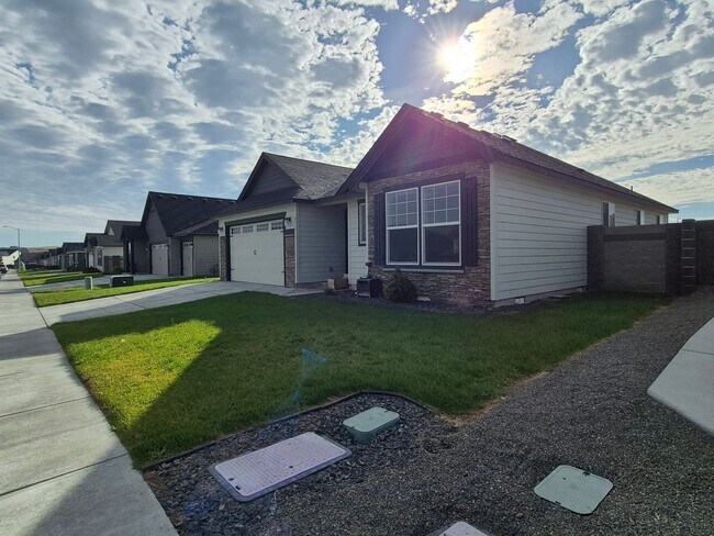 Foto del edificio - Charming 3-Bedroom, 2-Bath Home with Spaci...