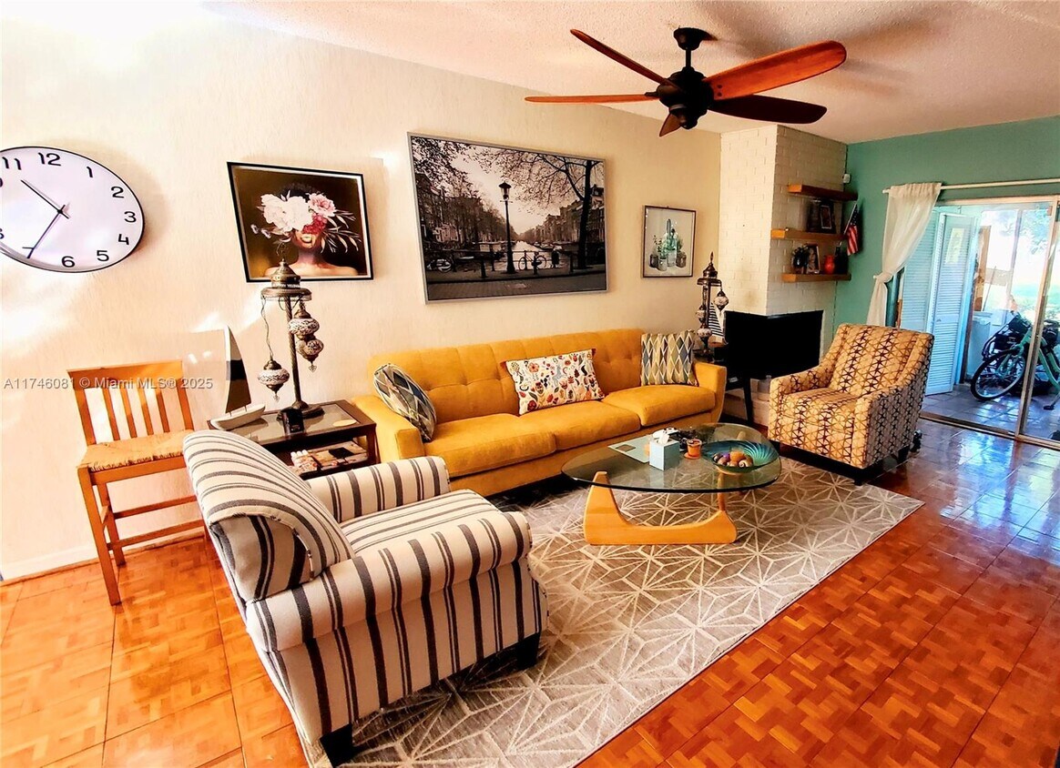 Primary Photo - 3107 N Palm Aire Dr