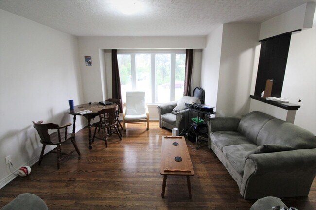 Building Photo - 983 Eiffel Av
