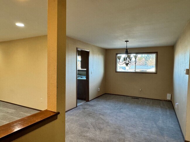 Foto del edificio - West Valley 4br 2.5 ba DBL attached garage, POOL