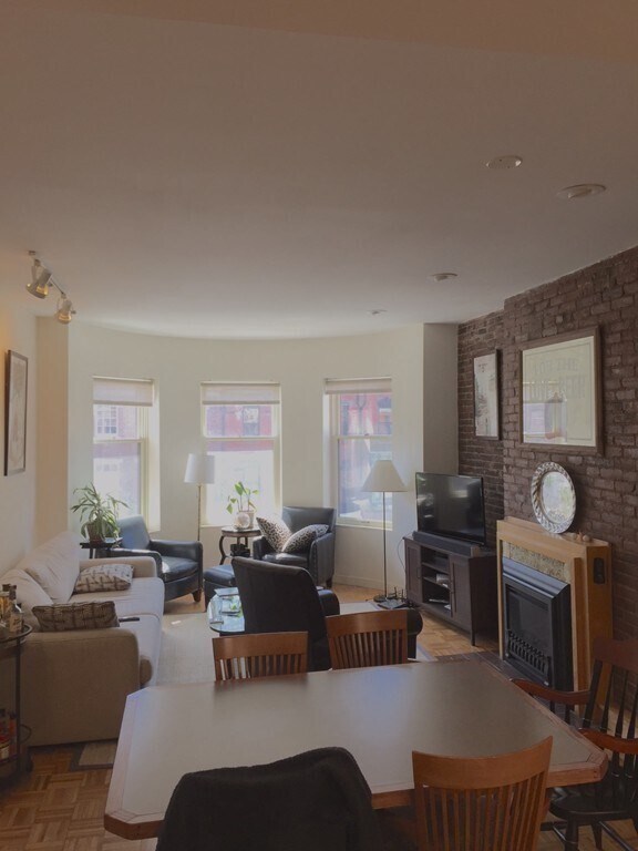 Building Photo - 161 Newbury St