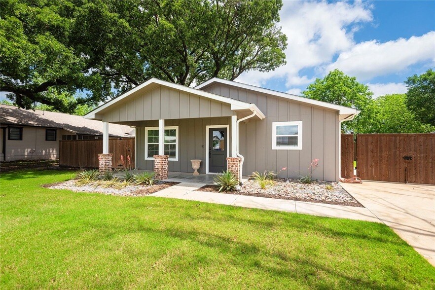 Foto principal - 309 S Crockett Street