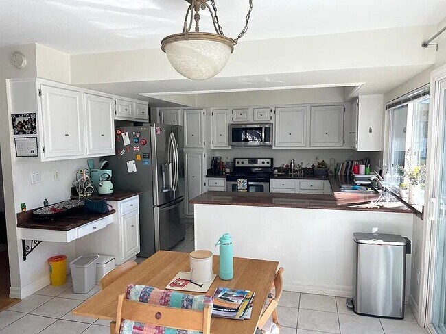 Kitchen/Dinette - 337 Barrow Ct