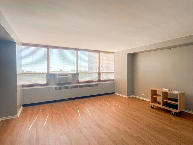 Building Photo - 3950 N Lake Shore Dr