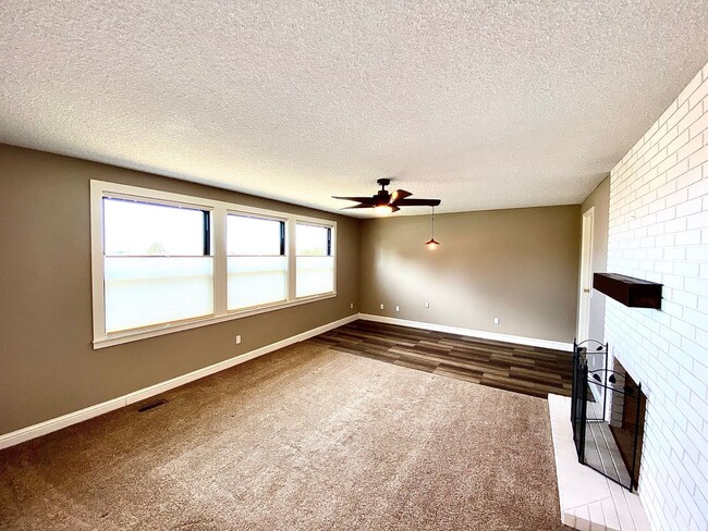 Building Photo - Lovely Highlands Home w/a View Available 7...