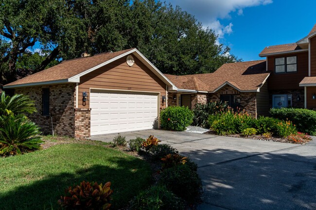 Foto del edificio - Charming 2 Bedroom 1.5 Bath One Story Vill...