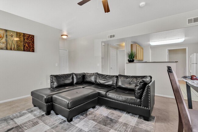 Foto del edificio - Fully Furnished/Great location 3 bedrooms 2  bath, community pool/gated in south summerlin area