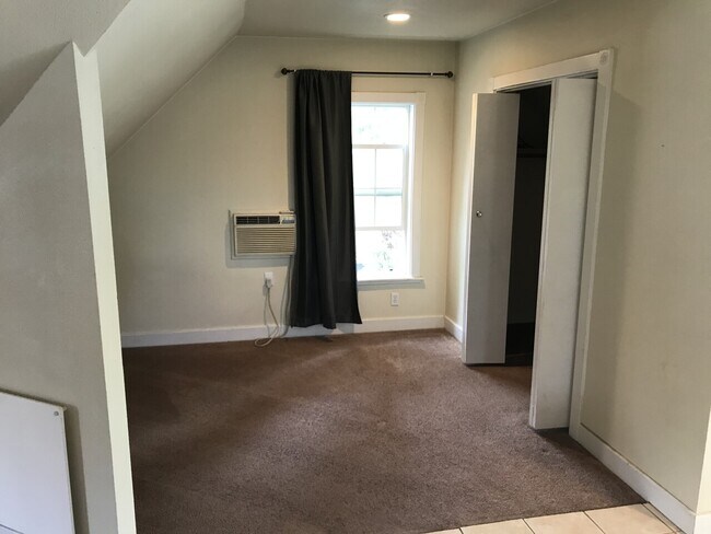 Building Photo - Colfax Vintage Duplex