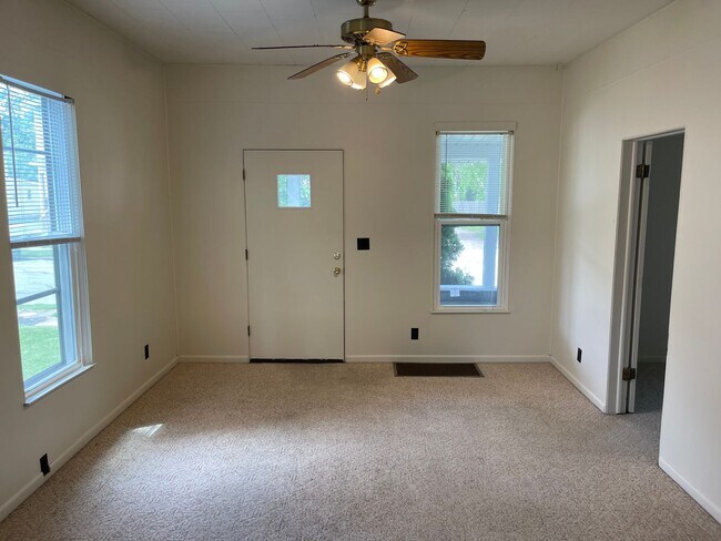 Building Photo - 3 Bedroom Near UWO