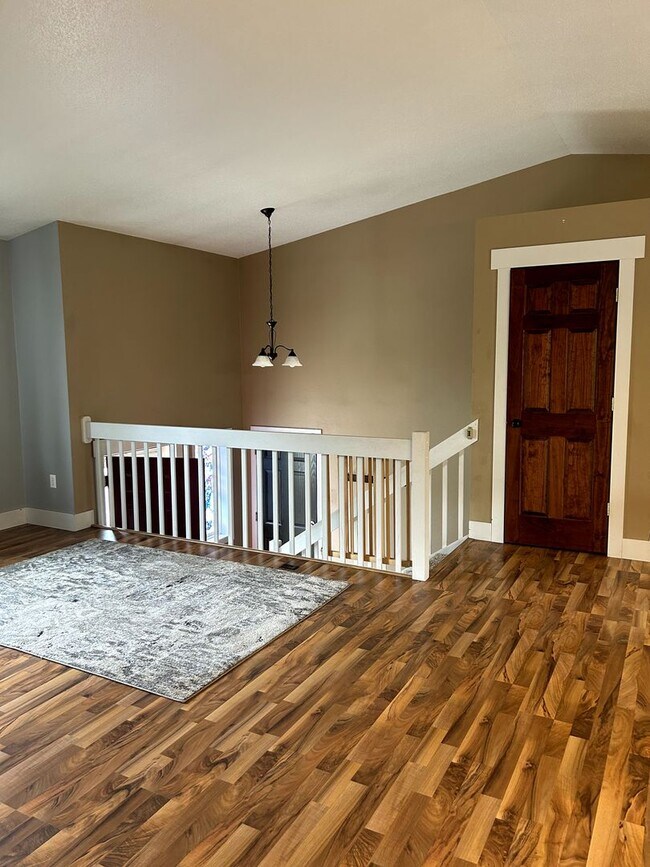 Building Photo - Beautiful & Spacious Home!!