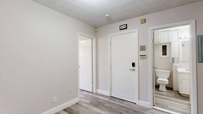 Building Photo - 137 Chelsea St