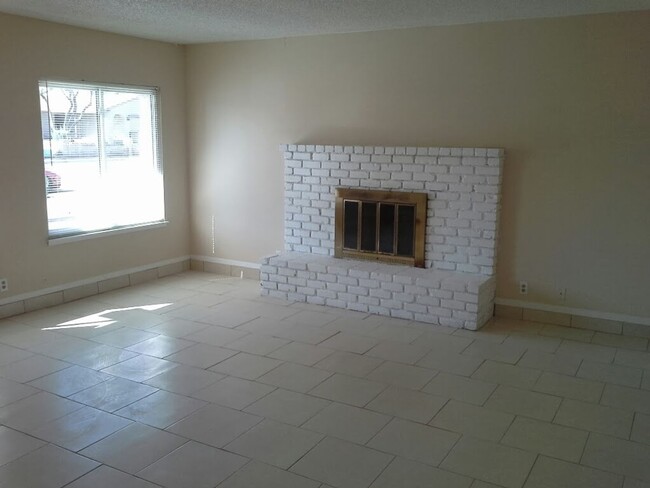 Building Photo - Spacious 4 Bedroom Home with 2 Car Garage!