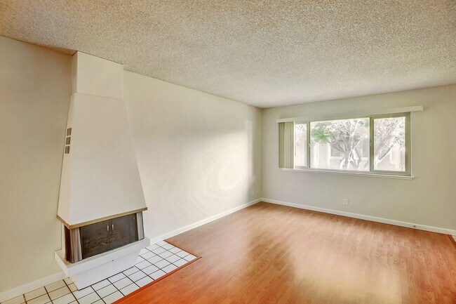Building Photo - 2bed/2.5bath Townhouse with Updated Kitchen!