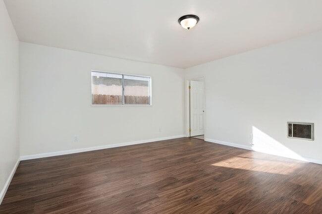 Building Photo - Updated Home with Guest Suite, Fireplace & RV Parking in Northwest Oxnard