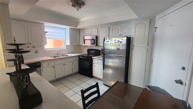 Building Photo - 1301 NE Miami Gardens Dr