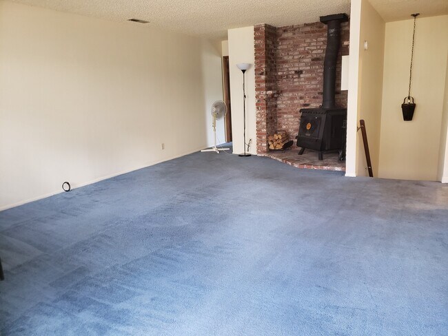 Building Photo - Spacious Two Bedroom/Two Bath