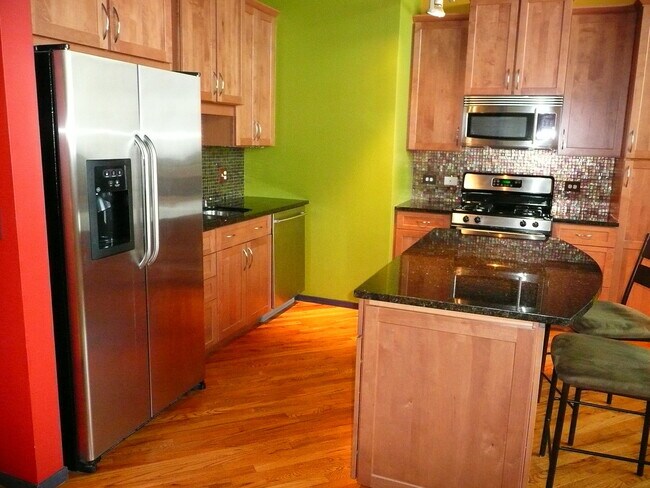 Building Photo - 601 Linden Pl