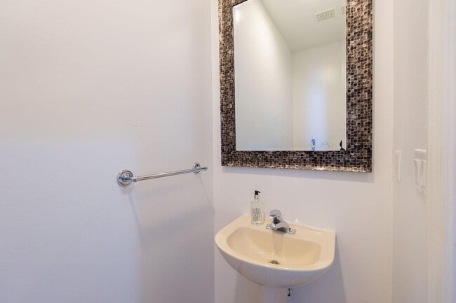 Foto del edificio - 213 River Bluff Ln