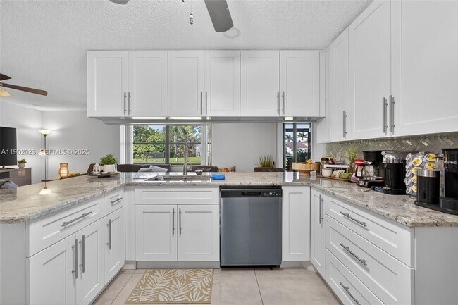 Foto del edificio - 100 Miramar Ave