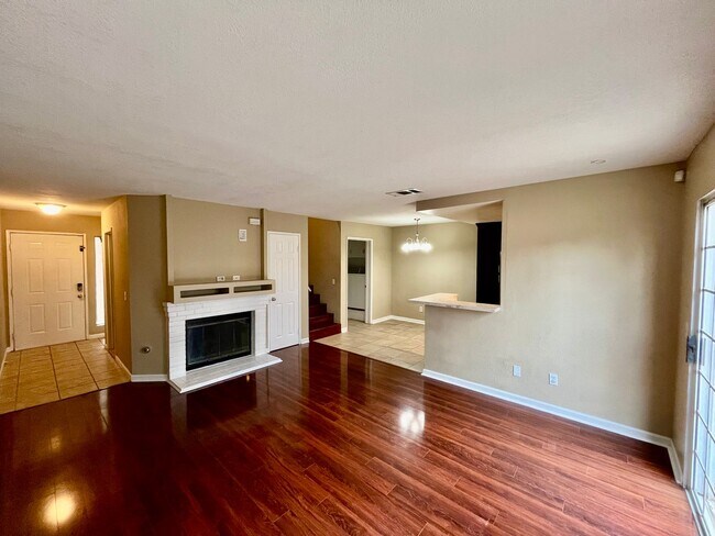 Building Photo - Beautiful 2B 2.5BA Townhouse in El Cajon