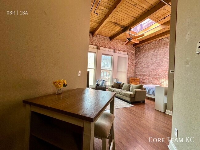 Foto del edificio - 308 W 8th St