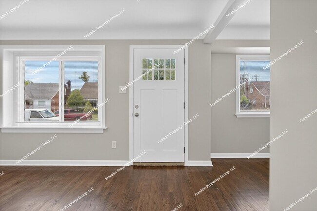 Foto del edificio - Fully Renovated 3-Bedroom Brick Bungalow in Detroit, 48235